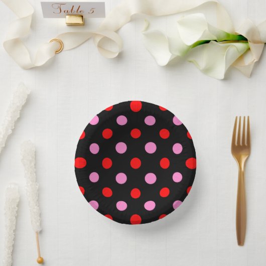 Rot und Pink auf Schwarz Punkte Design Pappteller (Hochzeit)