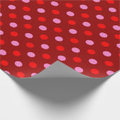Rot und Rosa auf Maroon Punkte Design Geschenkpapier (Ecke)
