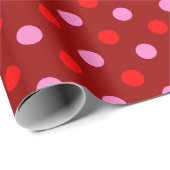 Rot und Rosa auf Maroon Punkte Design Geschenkpapier (Rolleneckpunkt)