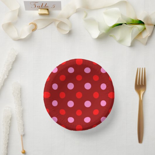 Rot und Rosa auf Maroon-Punkte-Design Pappteller (Hochzeit)