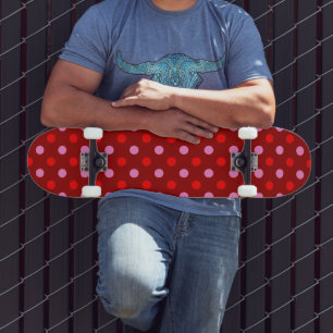 Rot und Rosa auf Maroon-Punkte-Design Skateboard
