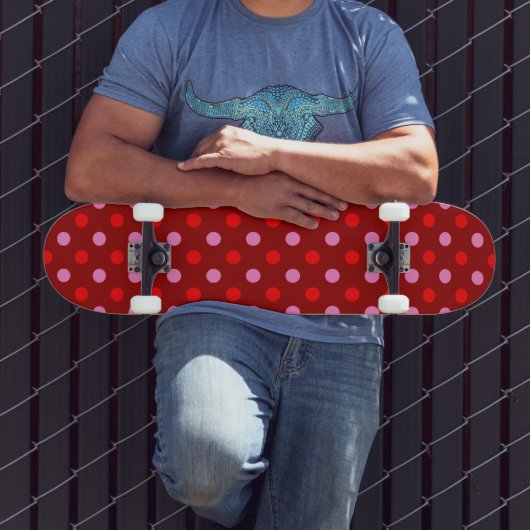 Rot und Rosa auf Maroon-Punkte-Design Skateboard (Außenbereich 3)