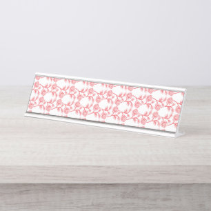 Rot- und rosa Geschenkpapier mit einem sich wieder Schreibtischnamensplakette