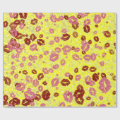 Rot und Rose küsse in gelbem Umhüllungspapier Geschenkpapier (Flach)