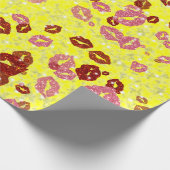 Rot und Rose küsse in gelbem Umhüllungspapier Geschenkpapier (Ecke)