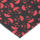 Rot und Schwarz Dunkles Ästhetisches Schädelmuster Tischdecke (Schrägansicht)