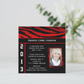 Rot und Schwarz Zebra Print Abschluss Einladung (Stehend Vorderseite)