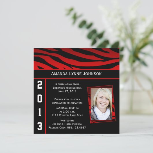 Rot und Schwarz Zebra Print Abschluss Einladung (Stehend Vorderseite)