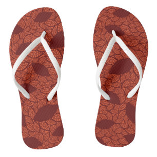 Rot verlässt Muster auf Orange Badesandalen