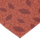 Rot verlässt Muster auf Orange Tischdecke (Schrägansicht)