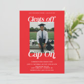 Rot-Weiß-Athleten Abschluss hebt Cap On ab Einladung (Stehend Vorderseite)