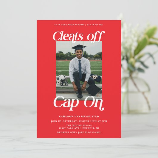 Rot-Weiß-Athleten Abschluss hebt Cap On ab Einladung (Stehend Vorderseite)