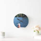 Rot, Weiß, Blau: Junge sitzt mit Fahne auf Dock Runde Wanduhr (Zuhause)