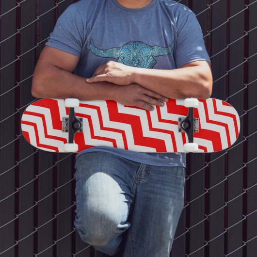 Rot-Weiß-Chevron-Zickzack-Musterdesign Skateboard (Außenbereich 3)