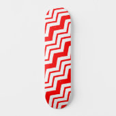 Rot-Weiß-Chevron-Zickzack-Musterdesign Skateboard (Vorderseite)