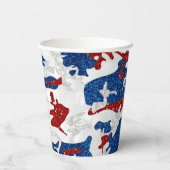 Rot, Weiß und Blau Camouflage 4. Juli Glitzer Pappbecher (Rückseite)