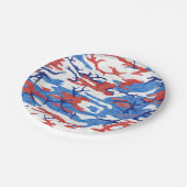 Rot-Weiß- und Blautönen-Camouflage Pappteller (Schrägansicht)