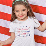 Rot weiß und GRILLEN 4. july patriotische Feuerwer T-Shirt<br><div class="desc">Passen Sie diesen Amerikanische Unabhängigkeitstag GRILLEN T - Shirt mit Ihrem Familiennamen und dem aktuellen Jahr an,  um Amerikas Geburtstag stilvoll zu feiern. Dieser T - Shirt enthält die Formulierung "RED,  WHITE & GRILLEN" und ist mit kleinen Sternen,  patriotischen Feuerwerken und einem festlichen Banner dekoriert.</div>