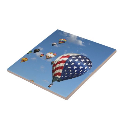 Rot-, weißer und BlauerHeißluft-Ballon Fliese (Seite)
