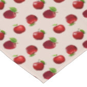 Rotäpfel auf hellbeige Tableteklote Tischdecke (Schrägansicht)