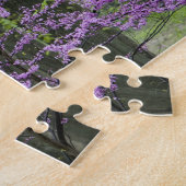 Rotbäume im vollen Frühling blühen in der Nähe von Puzzle (Seite)