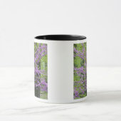 Rotbäume im vollen Frühling blühen in der Nähe von Tasse (Zentrum)