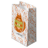 Rotbraunes Eichhörnchen in einem grünen Pullover Kleine Geschenktüte (Vorderseite Schrägansicht)