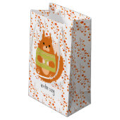 Rotbraunes Eichhörnchen in einem grünen Pullover Kleine Geschenktüte (Rückseite Schrägansicht)