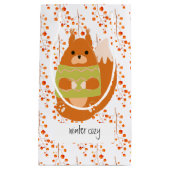 Rotbraunes Eichhörnchen in einem grünen Pullover Kleine Geschenktüte (Vorderseite)