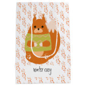 Rotbraunes Eichhörnchen in einem grünen Pullover Mittlere Geschenktüte (Rückseite)