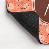 Rotbraunes nähendes Muster mit Monogramm Mousepad (Ecke)