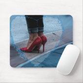 Rote Absatzschuhe auf einem mousepad (Mit Mouse)