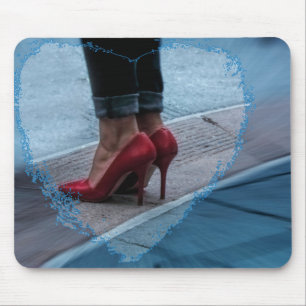 Rote Absatzschuhe auf einem mousepad