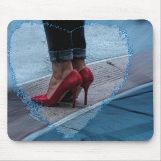 Rote Absatzschuhe auf einem mousepad