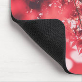 Rote Ahornblätter auf Rosa Mousepad (Ecke)
