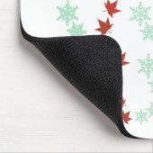 Rote Ahornblätter und Minz-Schneeflocken-Muster Mousepad (Ecke)