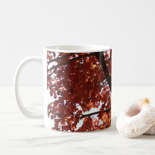 Rote Ahornzweige Herbstfarben Kaffeetasse (Mit Donut)