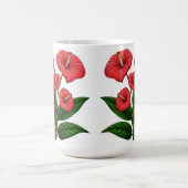Rote Anthurienblumen mit grünen Blättern Kaffeetasse (Mittel)