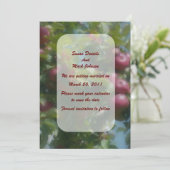 Rote Äpfel auf Baumhochzeit speichern das Datum Einladung (Stehend Vorderseite)