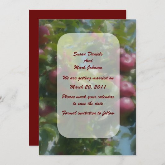 Rote Äpfel auf Baumhochzeit speichern das Datum Einladung (Vorne/Hinten)