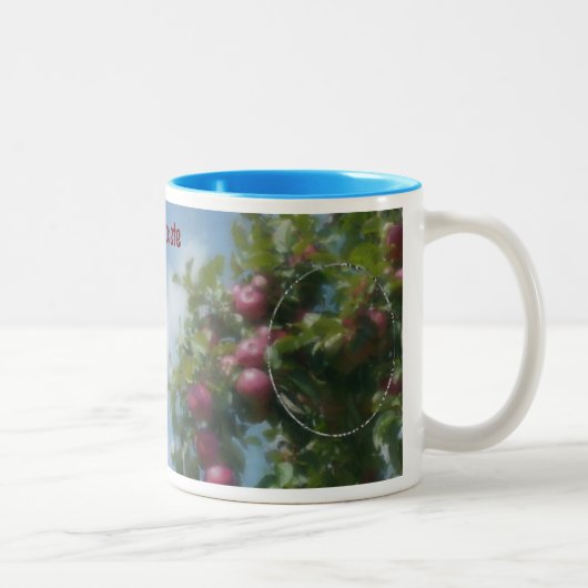 Rote Äpfel auf Baummalerei hinzufügen Ihr Foto Zweifarbige Tasse (Rechts)