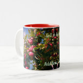 Rote Äpfel auf der Baumnatur Personalisiert Zweifarbige Tasse (Vorderseite Links)