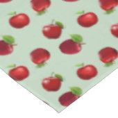 Rote Äpfel auf hellgrünem Tablettlappen Tischdecke (Schrägansicht)