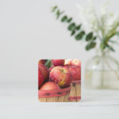 Rote Äpfel im Korb Quadratische Visitenkarte (Stehend Vorderseite)