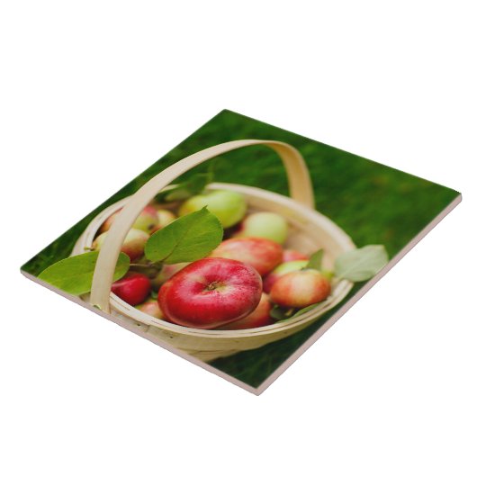 Rote Äpfel in einem Korb Fliese (Seite)