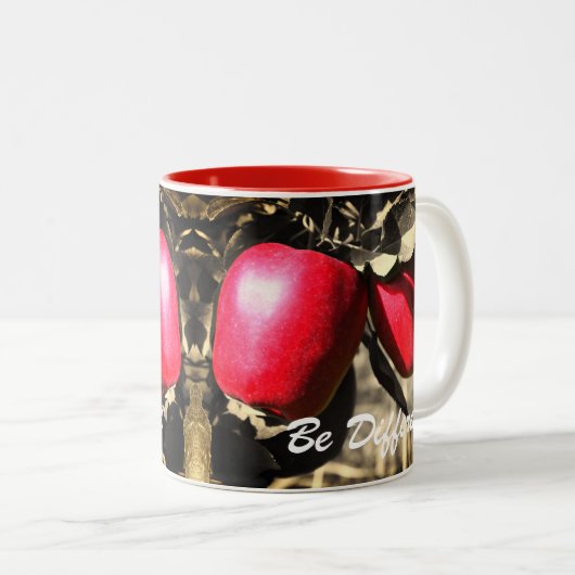 Rote Äpfel sind anders inspirierend Zweifarbige Tasse (VorderseiteRechts)