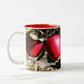 Rote Äpfel sind anders inspirierend Zweifarbige Tasse (Links)