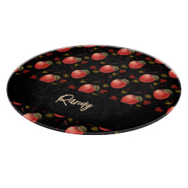 Rote Äpfel und Blätter auf schwarz Schneidebrett