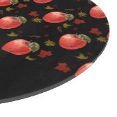 Rote Äpfel und Blätter auf schwarz Schneidebrett (Ecke)