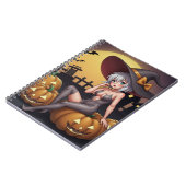 Rote Augenröhre auf Jack-O-Lantern Notizblock (Linke Seite)